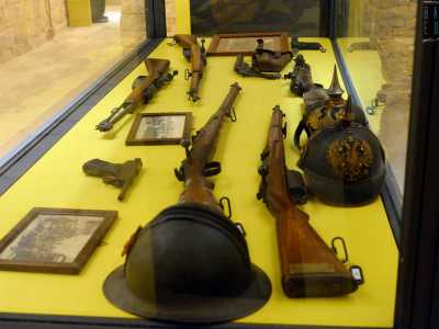 In una seconda vetrina sono invece ospitate quelle da fuoco risalenti sia alla Prima che alla Seconda guerra mondiale. Dei quattro fucili, due sono di provenienza italiana. Si tratta di un moschetto e di un fucile Vetterli modello 91